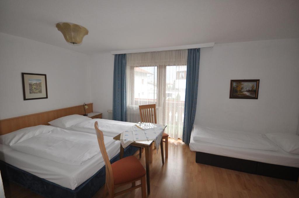 Gaestehaus Pension Edelweiss Kolsass Luaran gambar